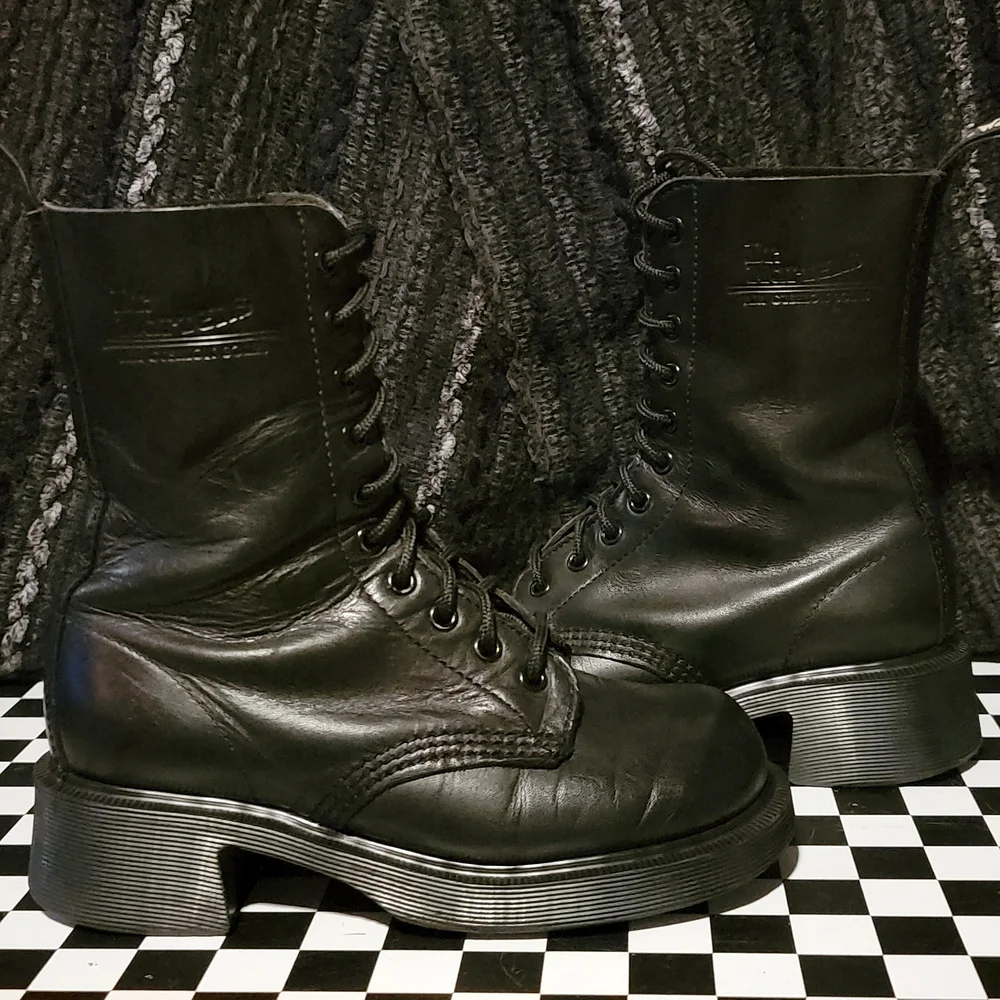 *SOLD* Made in England Dr. Martens Boots - Picture 4 of 12